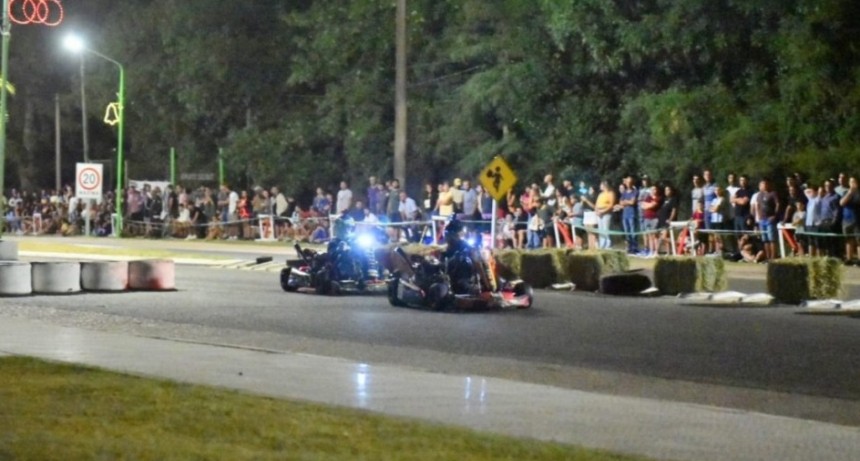 Ayrton Mogni en el Karting callejero nocturno en Pueblo Belgrano