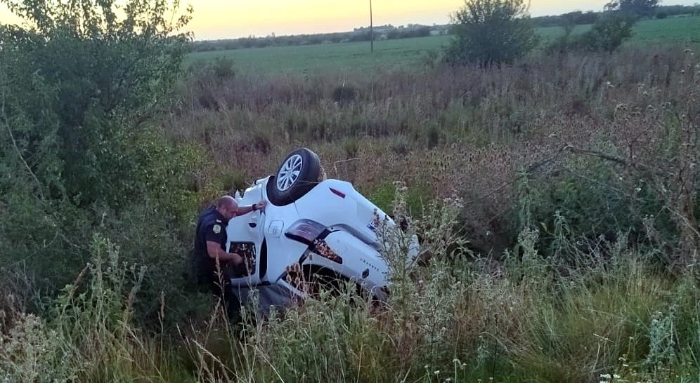 VIOLENTO VUELCO DE UN COCHE EN RUTA 20, FRENTE A ESTACION ESCRIÑA
