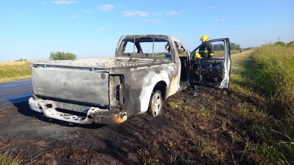 Se incendió una camioneta de urdinarrain en Ruta 20, cerca de Colonia La Joya