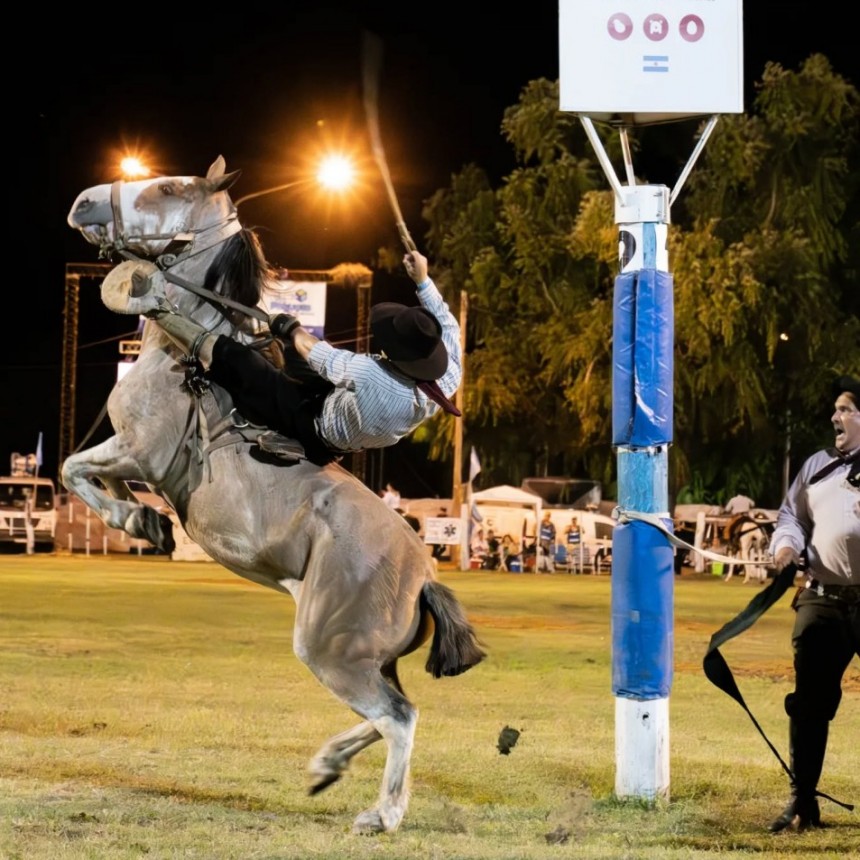 MULTITUDINARIA NOCHE DE SÁBADO EN LA 34º FIESTA PROVINCIAL DEL CABALLO EN URDINARRAIN