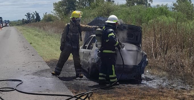 Incendio total de un automóvil en Ruta Provincial 20