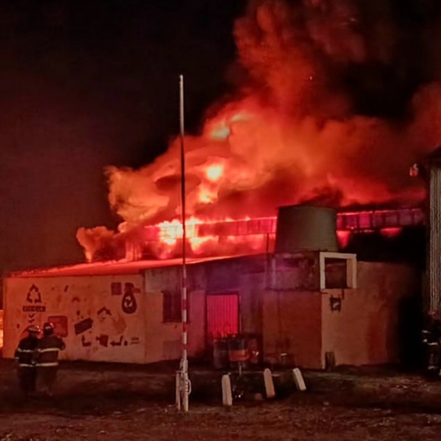 TREMENDO INCENDIO DESTRUYÓ POR COMPLETO LA PLANTA DE RECICLAJE DEL MUNICIPIO DE URDINARRAIN