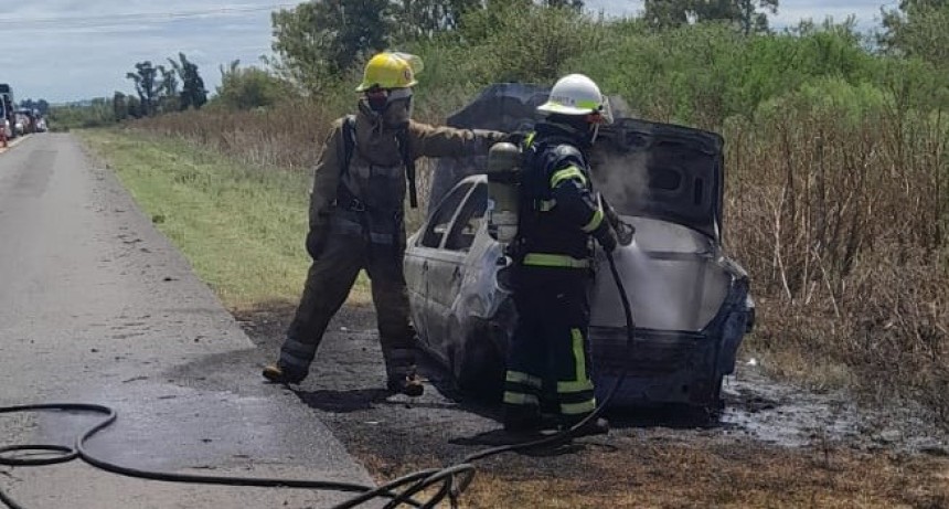 Incendio total de un automóvil en Ruta Provincial 20