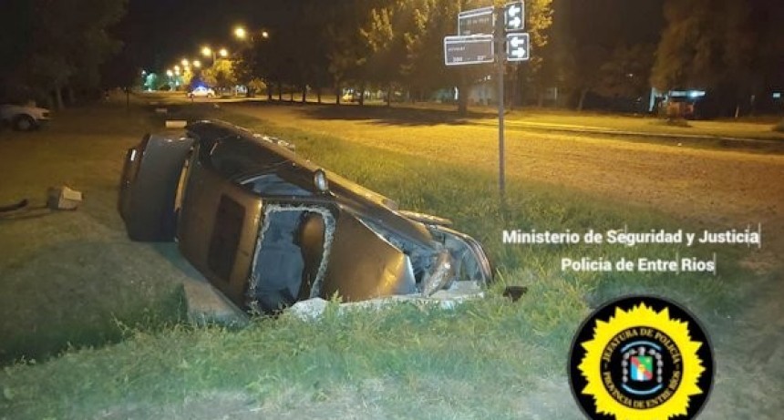 Un automóvil cayó a un canal a cielo abierto en el Barrio Jesús Obrero