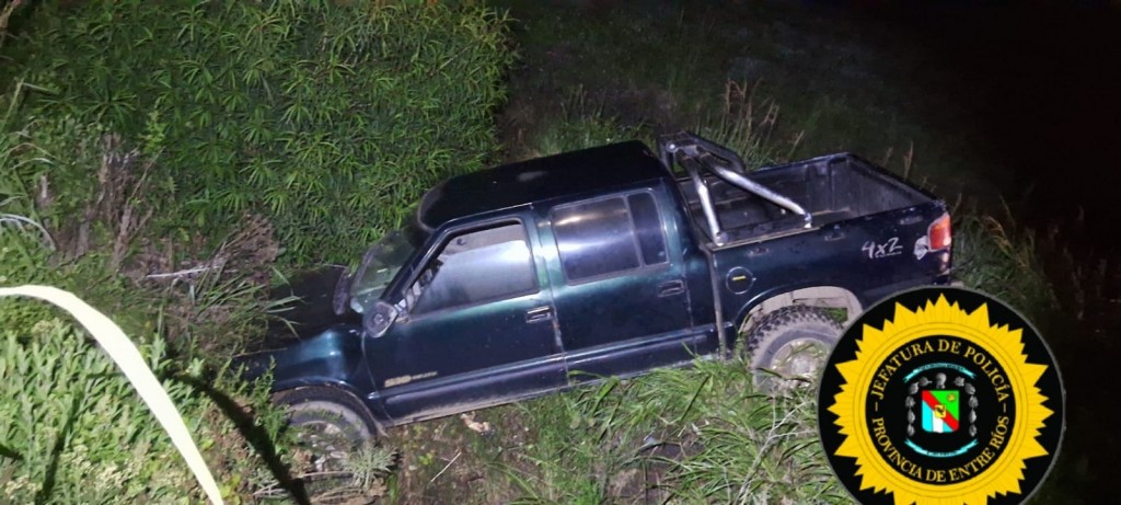 EN RUTA 20: Una Camioneta de Urdinarrain despistó y cayó en un zanjón  