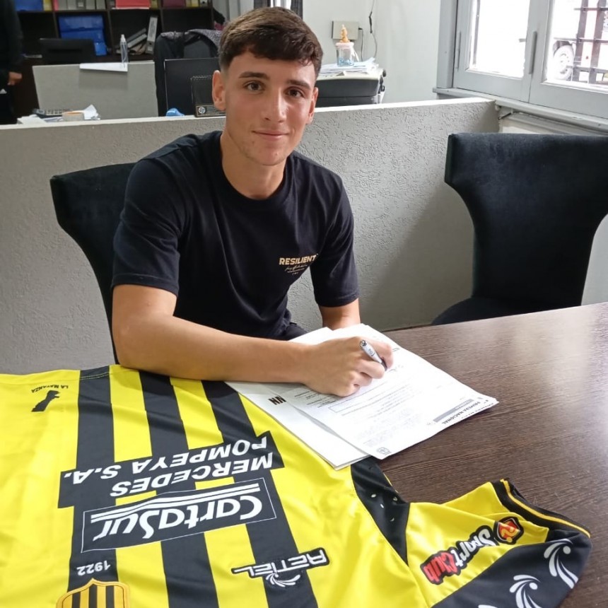 Facundo García firmó su primer contrato como jugador profesional 