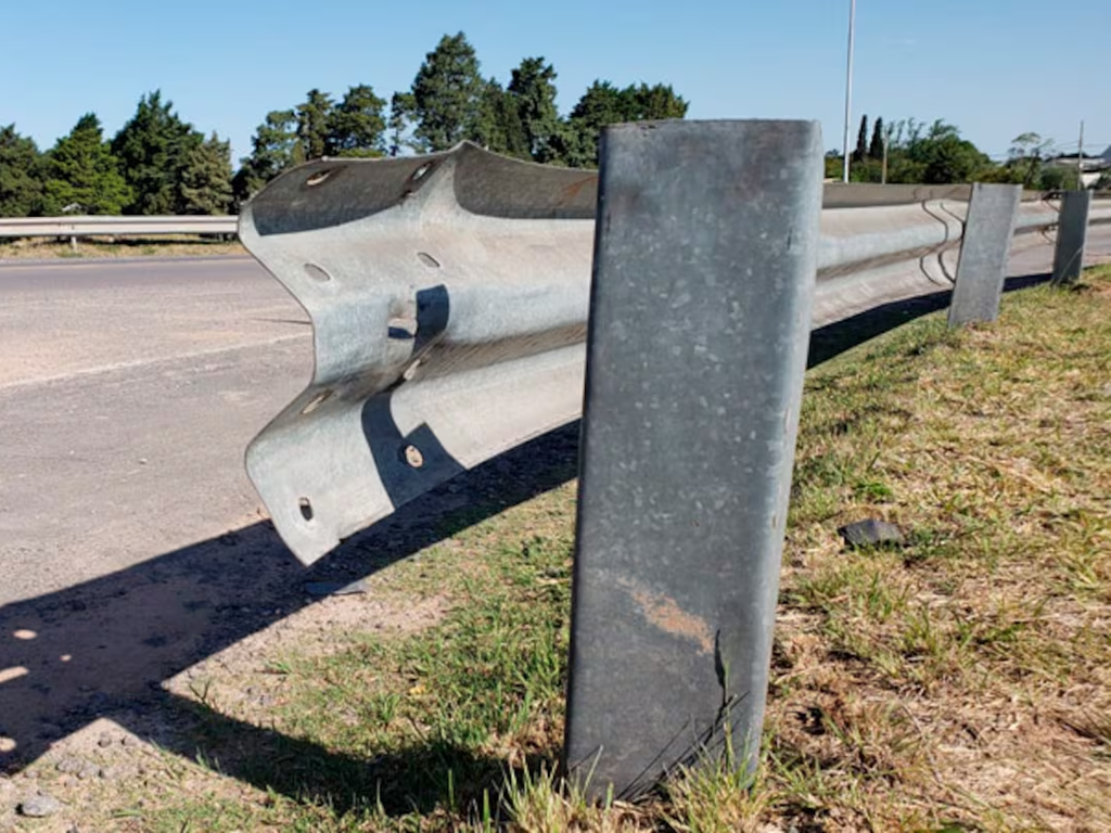 Un motociclista se accidentó contra un guardarraíl en la Ruta Nº 20