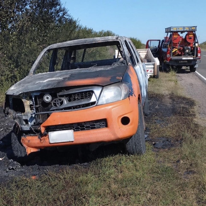 Incendio vehicular en RP 20: La camioneta de una empresa de Urdinarrain sufri&oacute; importantes da&ntilde;os