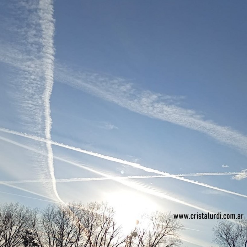 Estelas de aviones en el cielo llamaron la atención de los vecinos