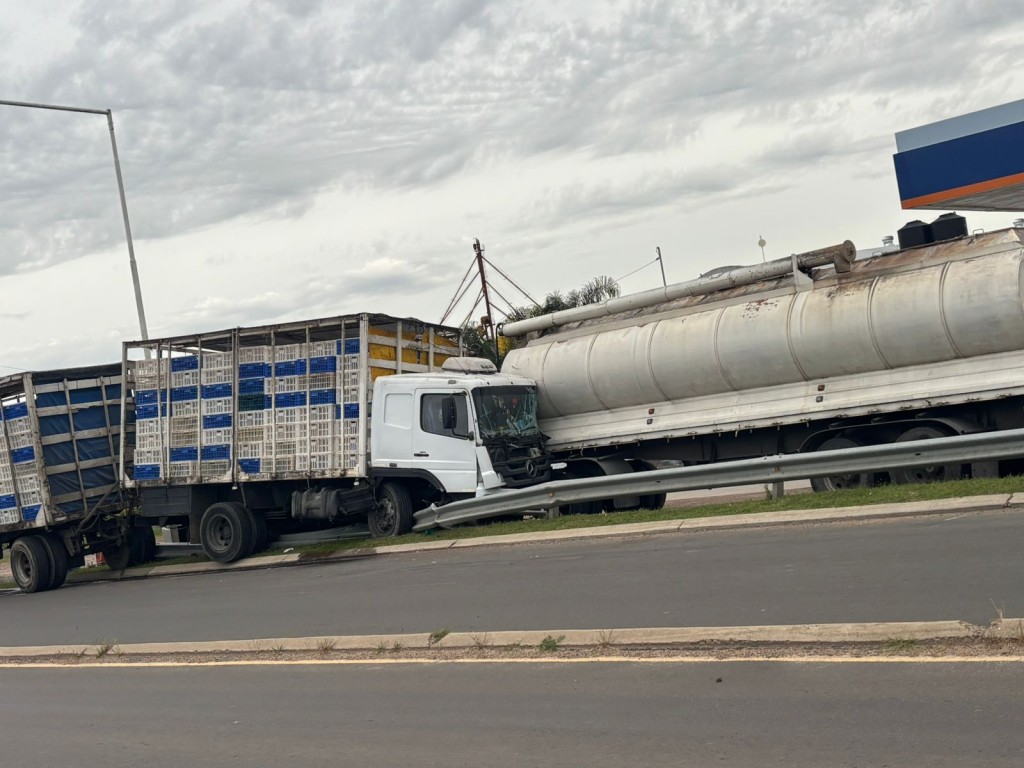 UN CAMION SE CRUZÓ DE CARRIL y CHOCÓ A OTRO ESTACIONADO EN EL ACCESO A URDINARRAIN
