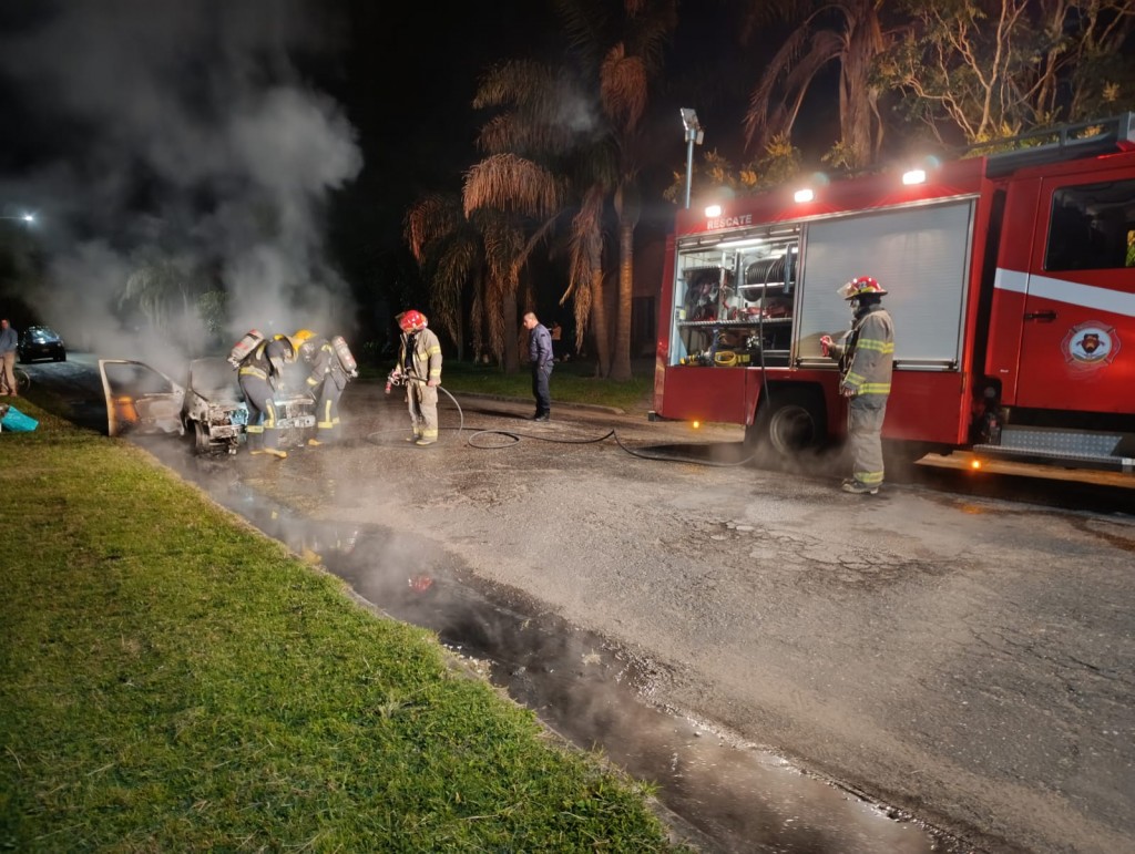 🔥 En Gilbert un Automóvil fue devorado por las llamas