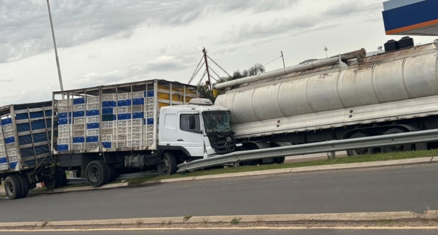 UN CAMION SE CRUZÓ DE CARRIL y CHOCÓ A OTRO ESTACIONADO EN EL ACCESO A URDINARRAIN