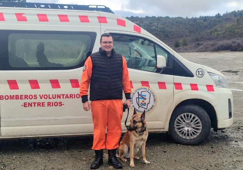 Pablo Rond&aacute;n y su Can Franz de Bomberos Urdinarrain, obtuvieron la Certificaci&oacute;n Nacional de B&uacute;squeda de Personas en Bariloche