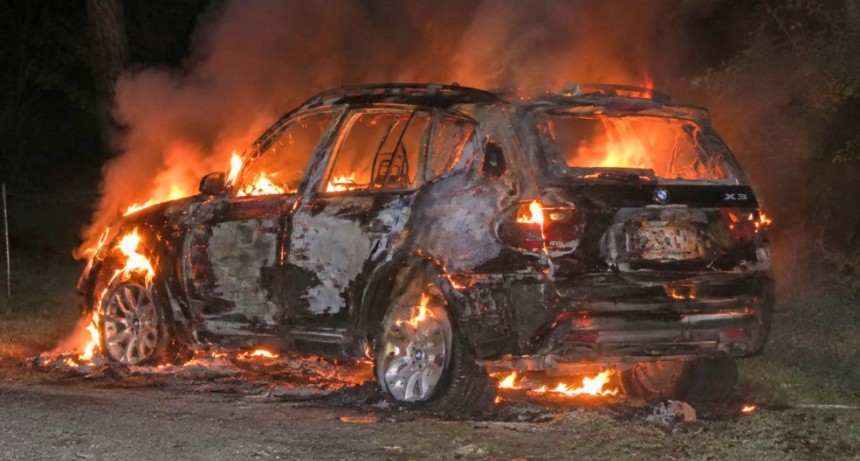 Un BMW ardi&oacute; por completo en RP20, arroyo El Gato