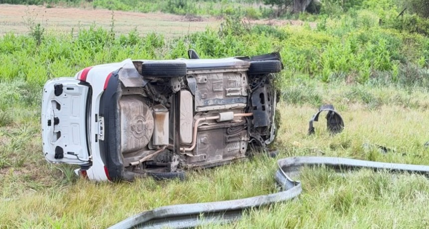 R39 y R20: Un autom&oacute;vil sigui&oacute; de largo choc&oacute; contra el guardarra&iacute;l