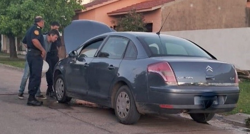 Bomberos intervino por un principio de incendio de un automovil en Urdinarrain