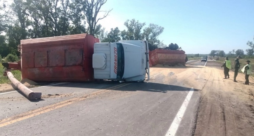 Volcó un Camión en plena Ruta 20, entre el puente de la RN 14 y Gualeguaychú